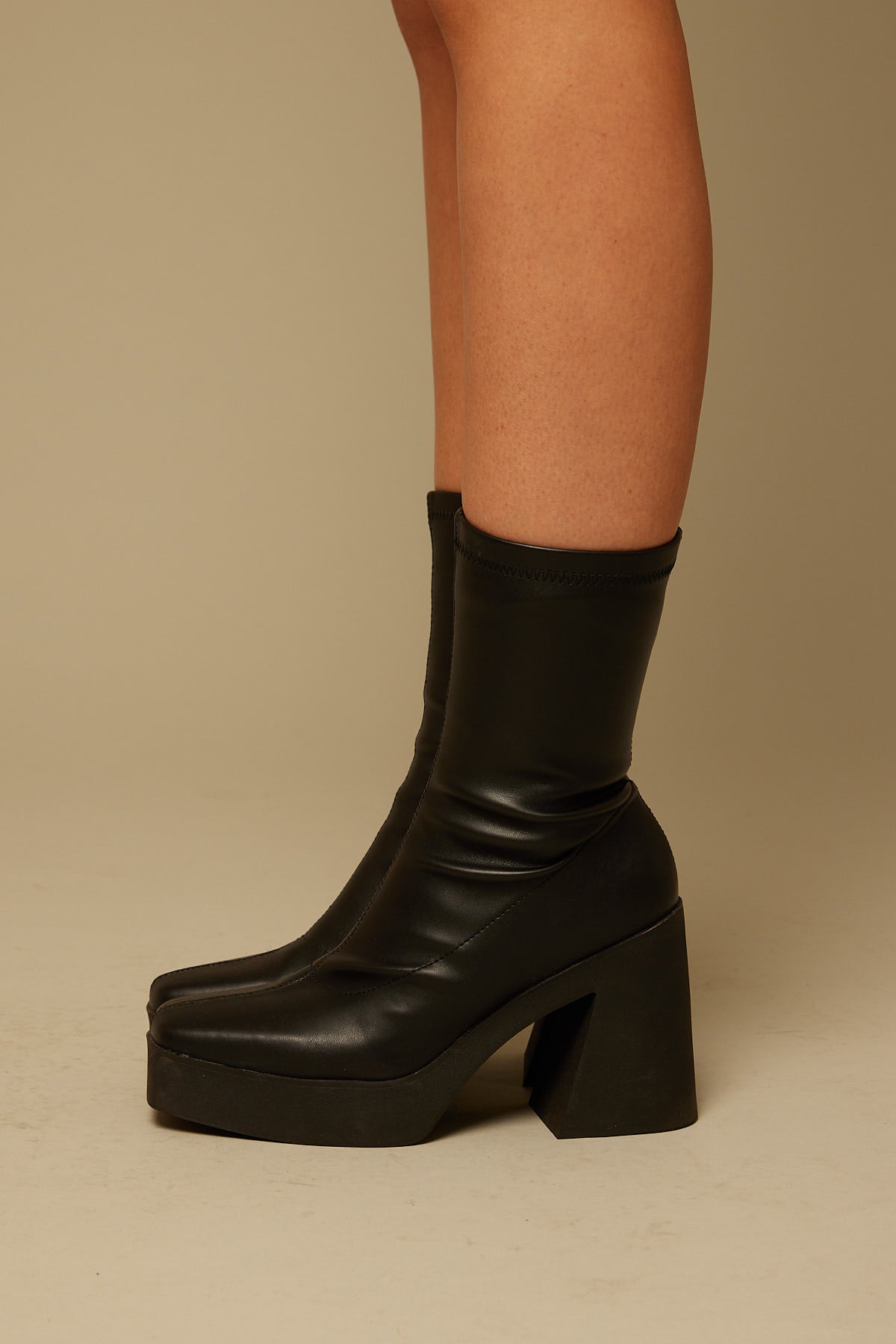 Therapy Jagger Black