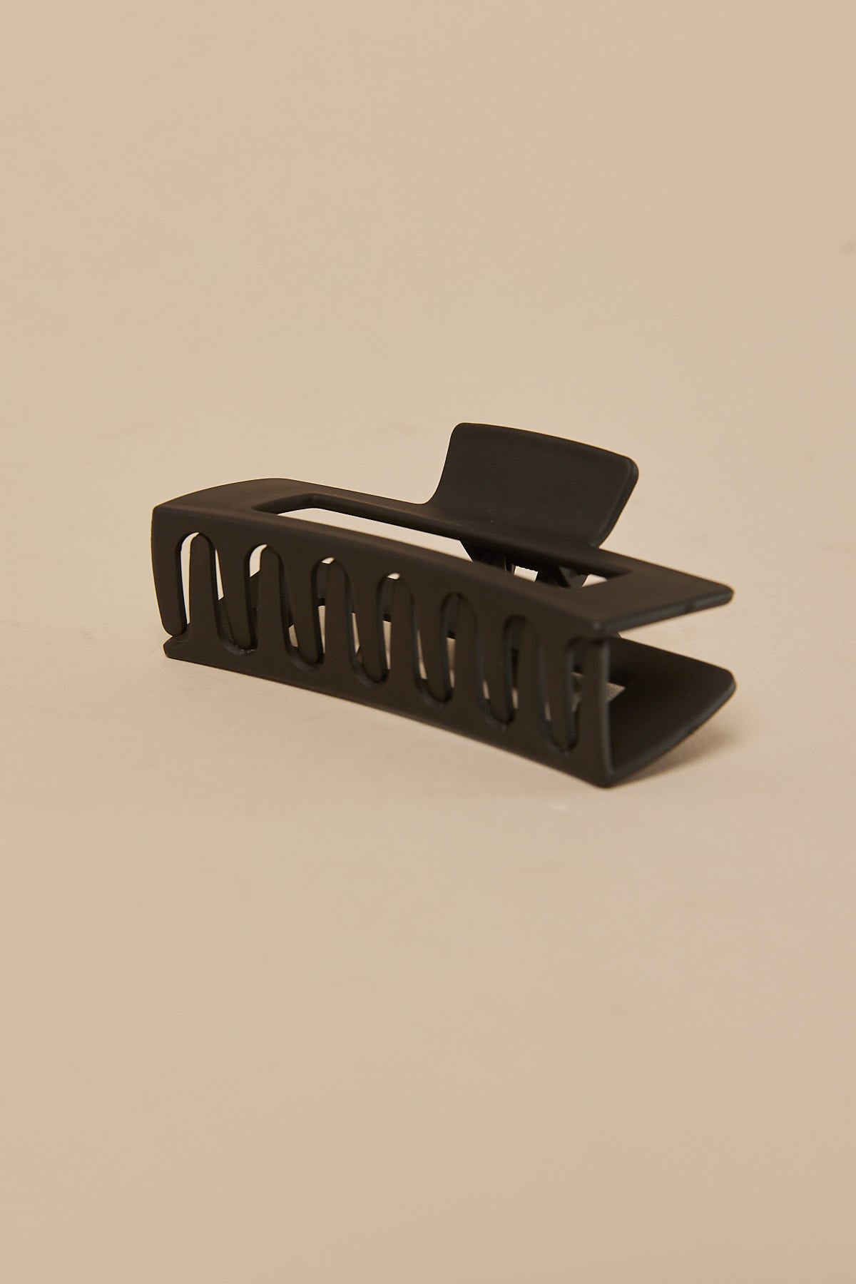 Token Always Me Hair Claw Black