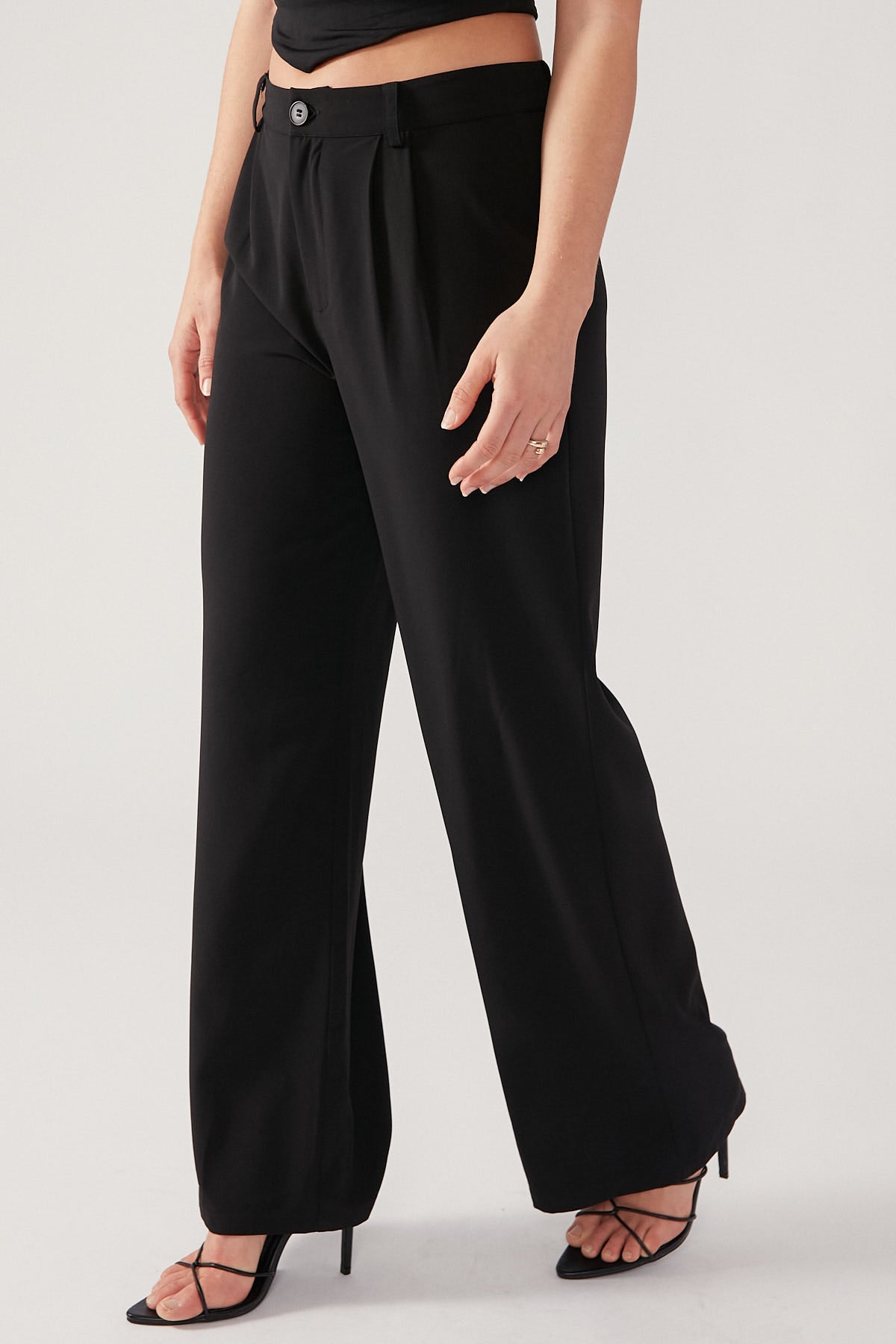 Perfect Stranger Eva Mid Rise Pleat Pant Black