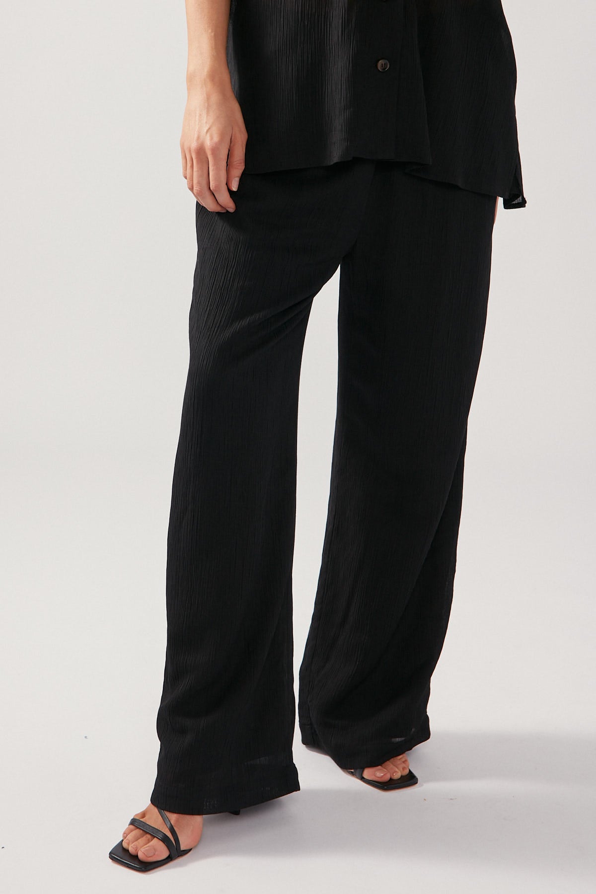 Perfect Stranger Textured Crinkle Pant Black