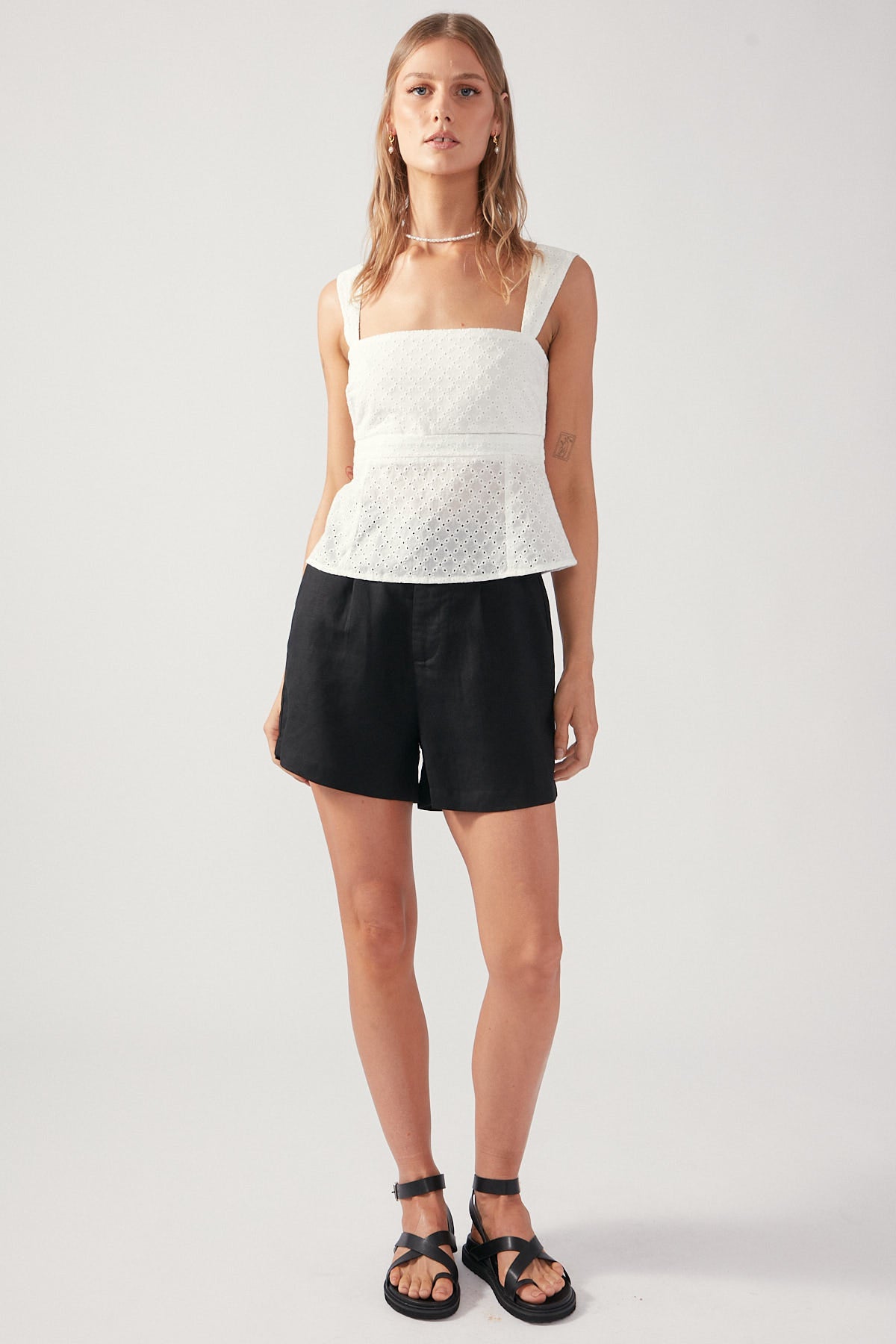 Perfect Stranger Tailored Linen Blend Short Black