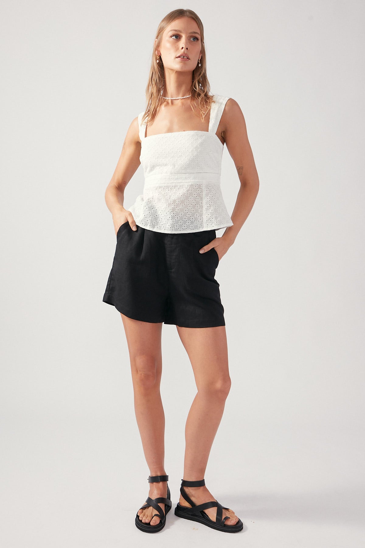 Perfect Stranger Tailored Linen Blend Short Black