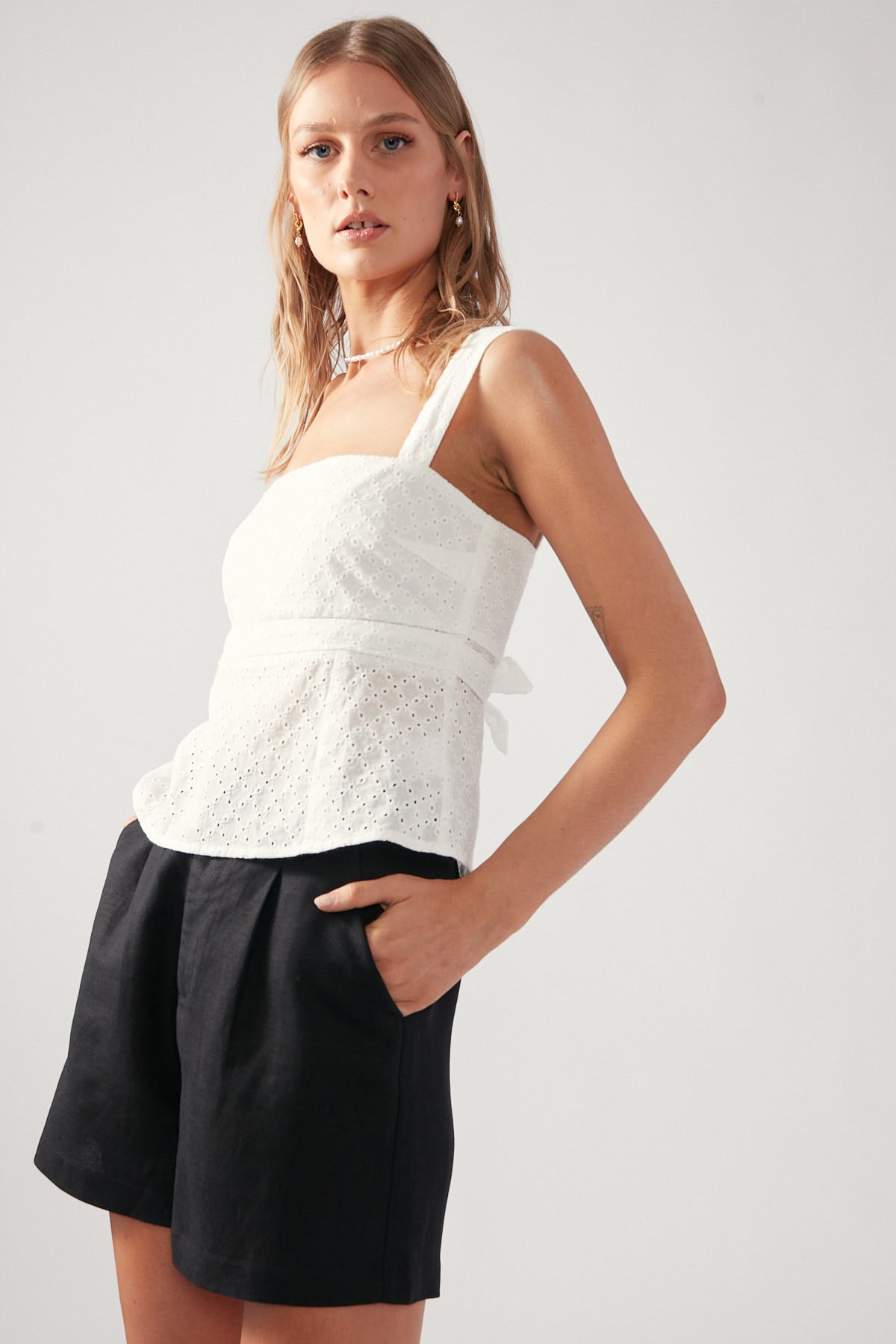 Perfect Stranger Tailored Linen Blend Short Black