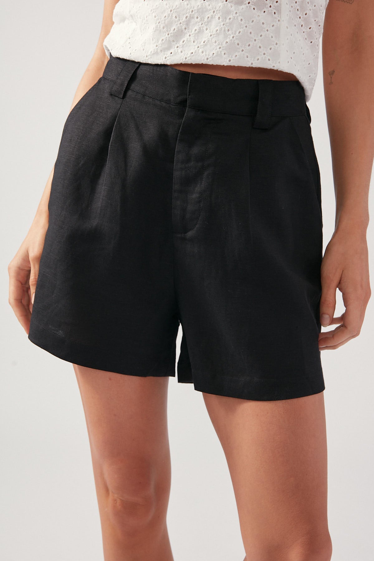 Perfect Stranger Tailored Linen Blend Short Black