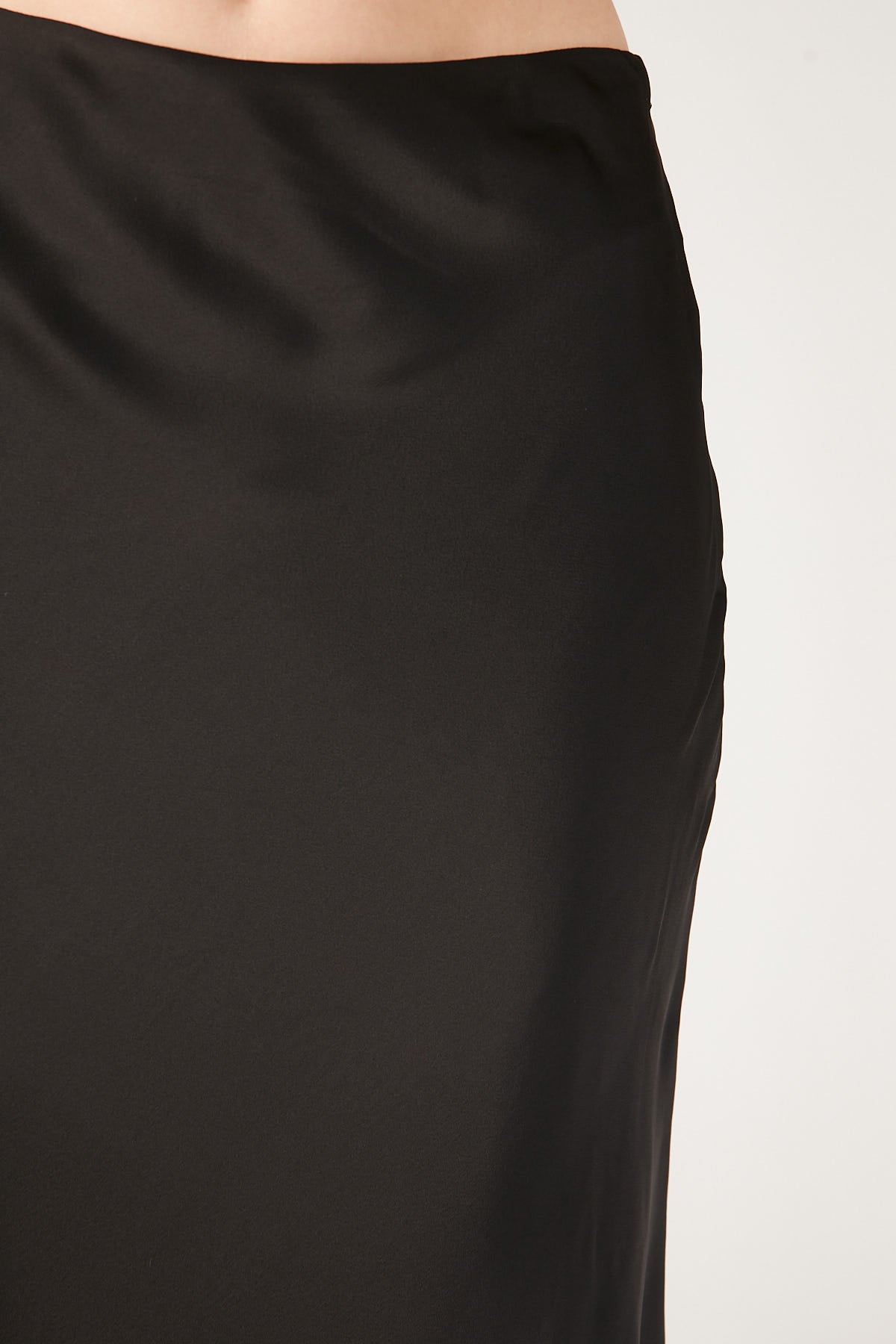 Perfect Stranger GLOSSY NIGHTS SATIN MIDI SKIRT Black