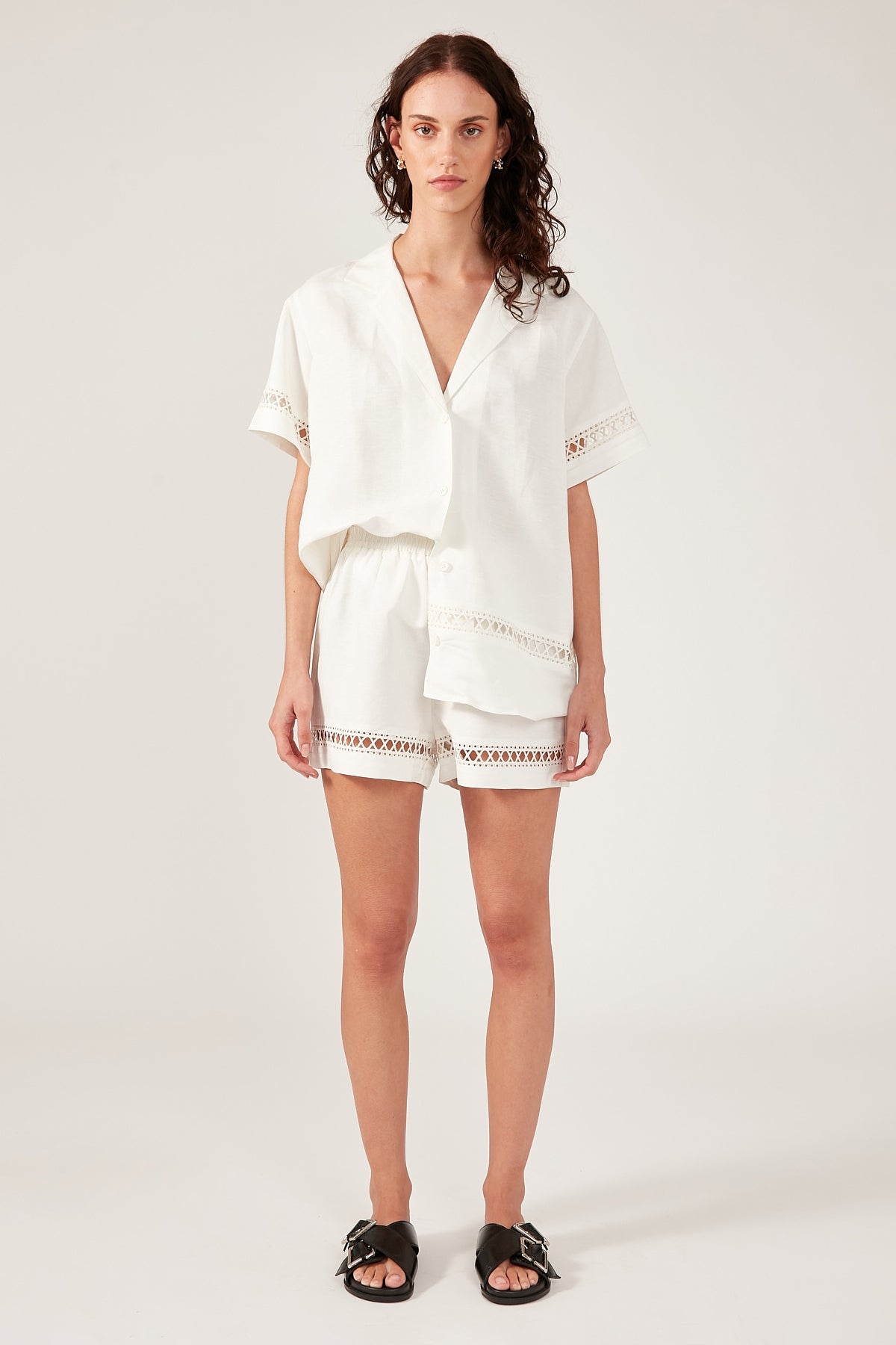 Perfect Stranger LOW TIDES LINEN SHORT Cream