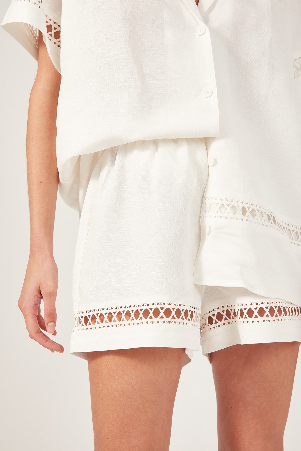 Perfect Stranger LOW TIDES LINEN SHORT Cream