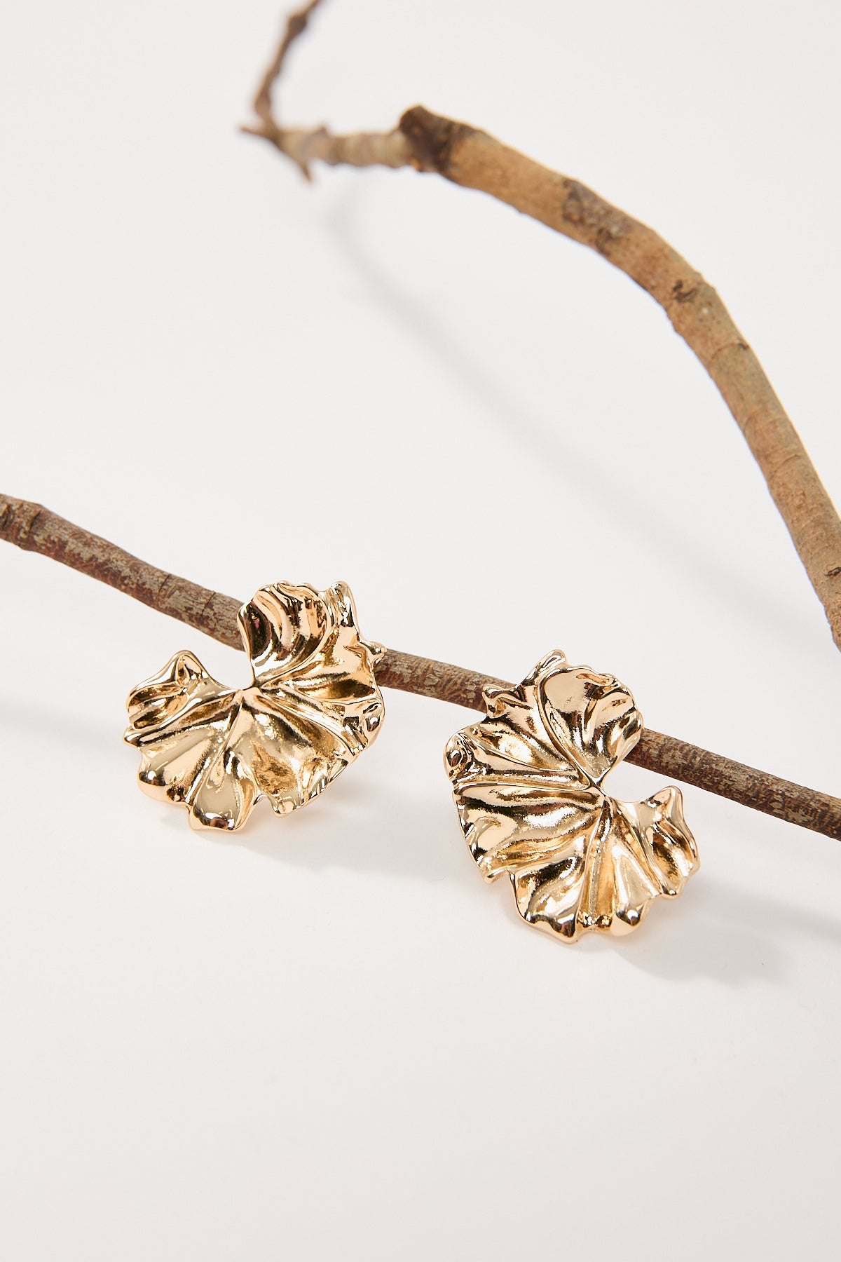 Perfect Stranger Gardenia Flower Earring Gold