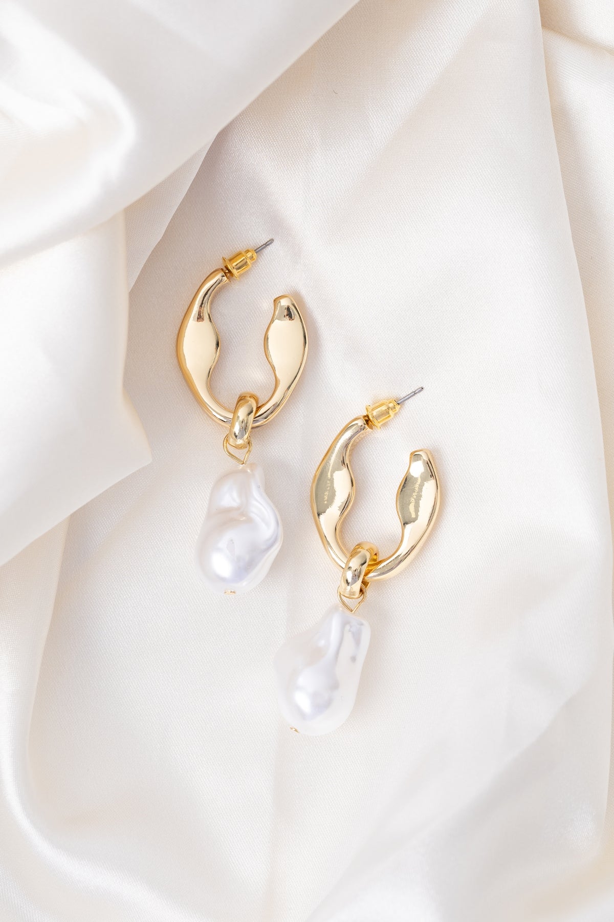 Perfect Stranger Pearly Drop Earring Gold