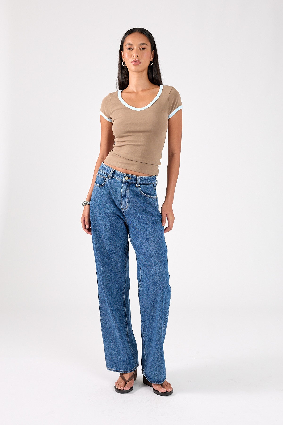 Perfect Stranger Contrast Bind V-neck Tee Taupe