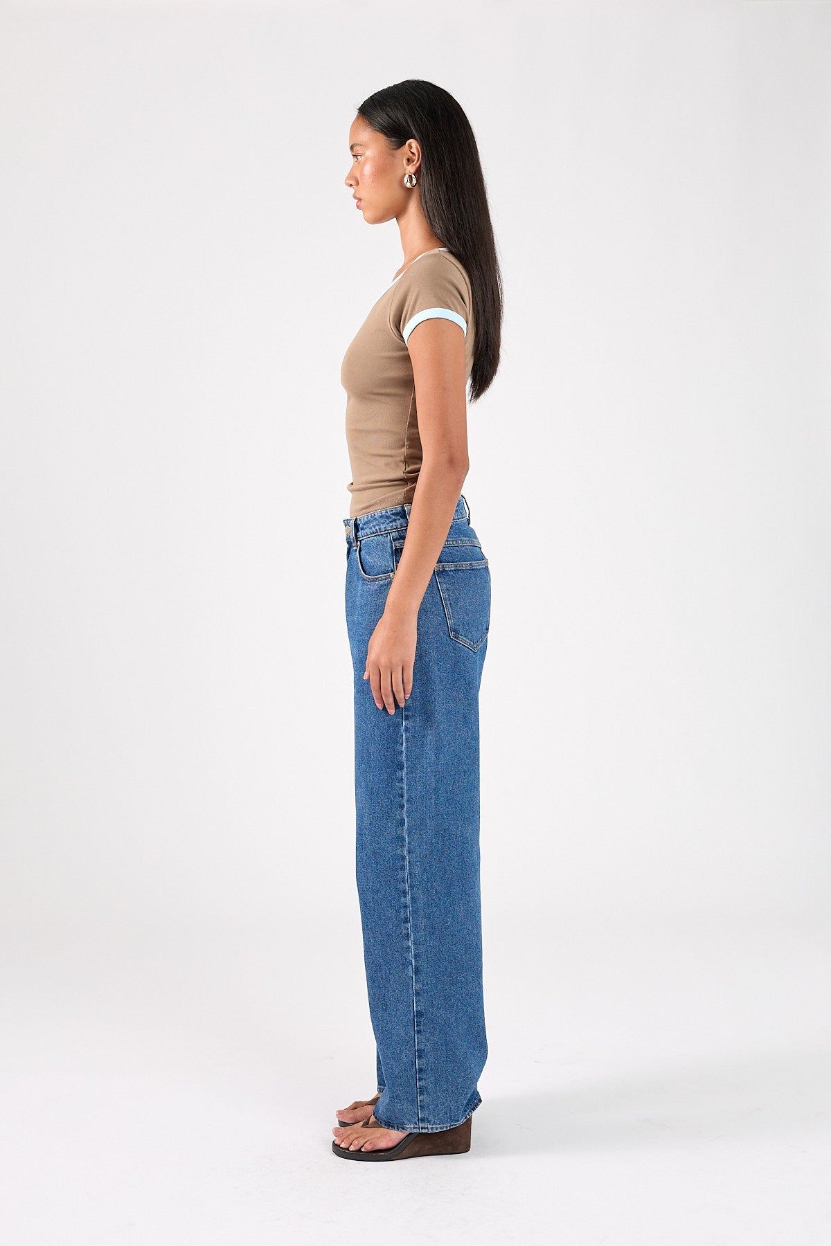 Perfect Stranger Contrast Bind V-neck Tee Taupe
