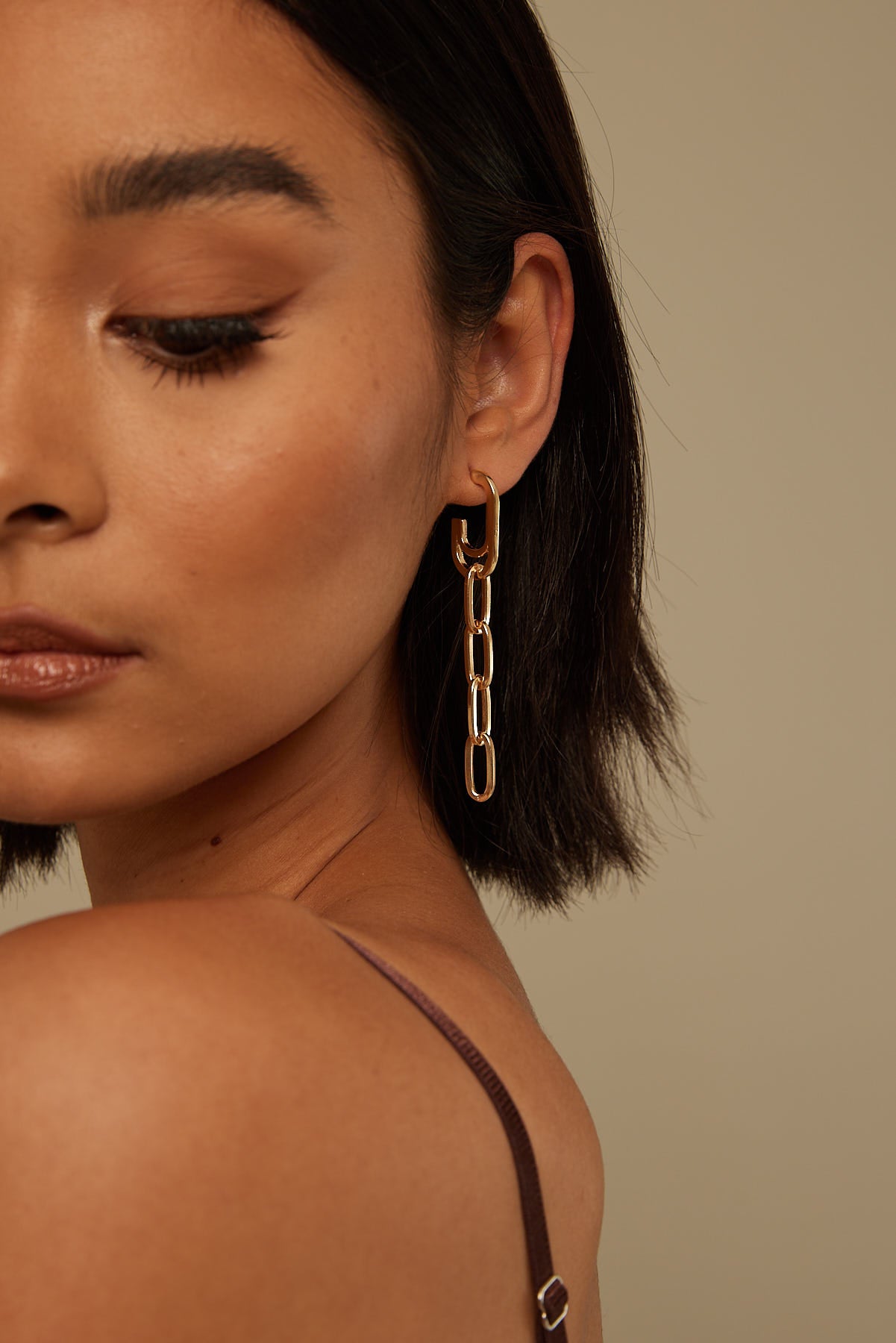 Token Chain Link Earrings Gold