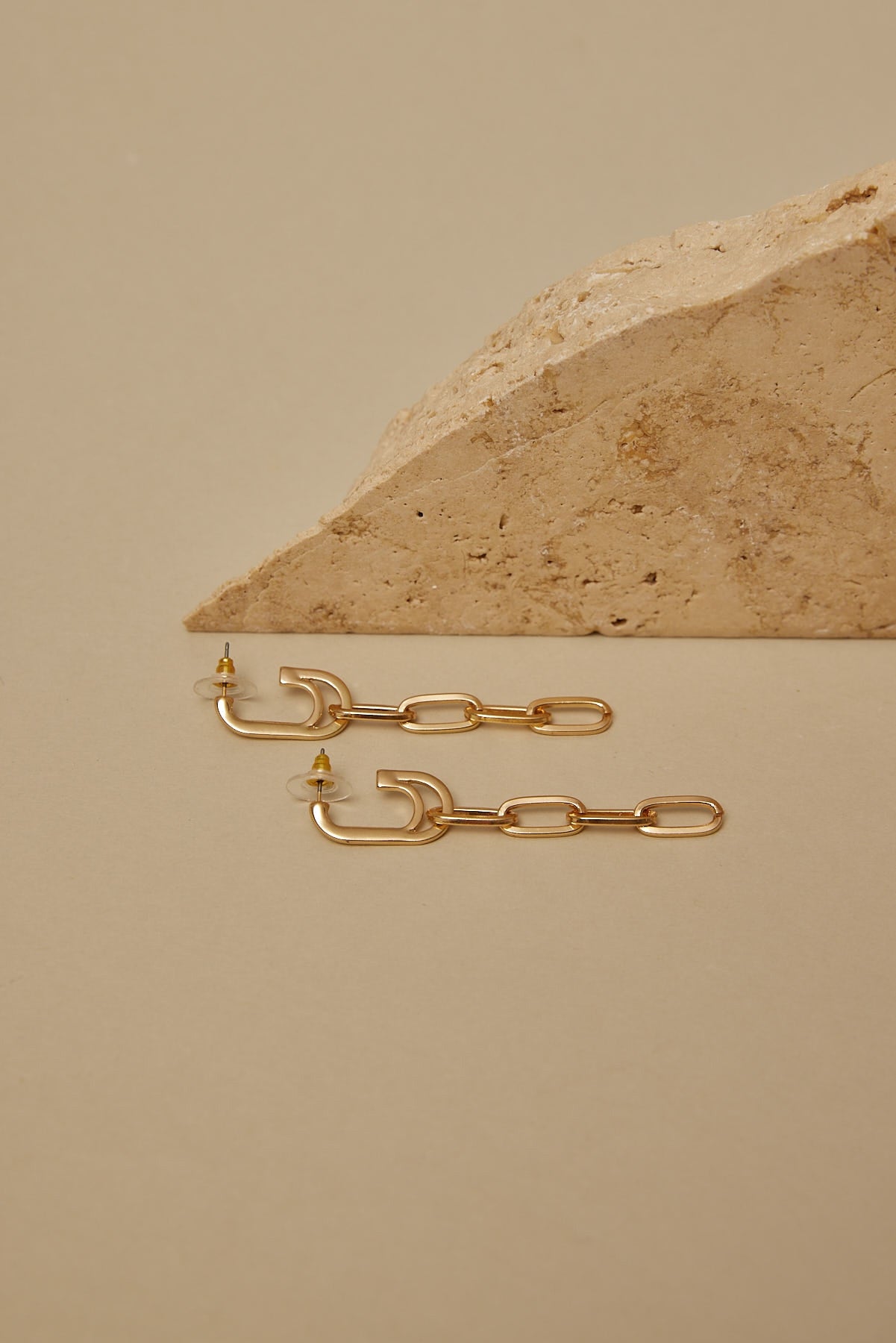 Token Chain Link Earrings Gold