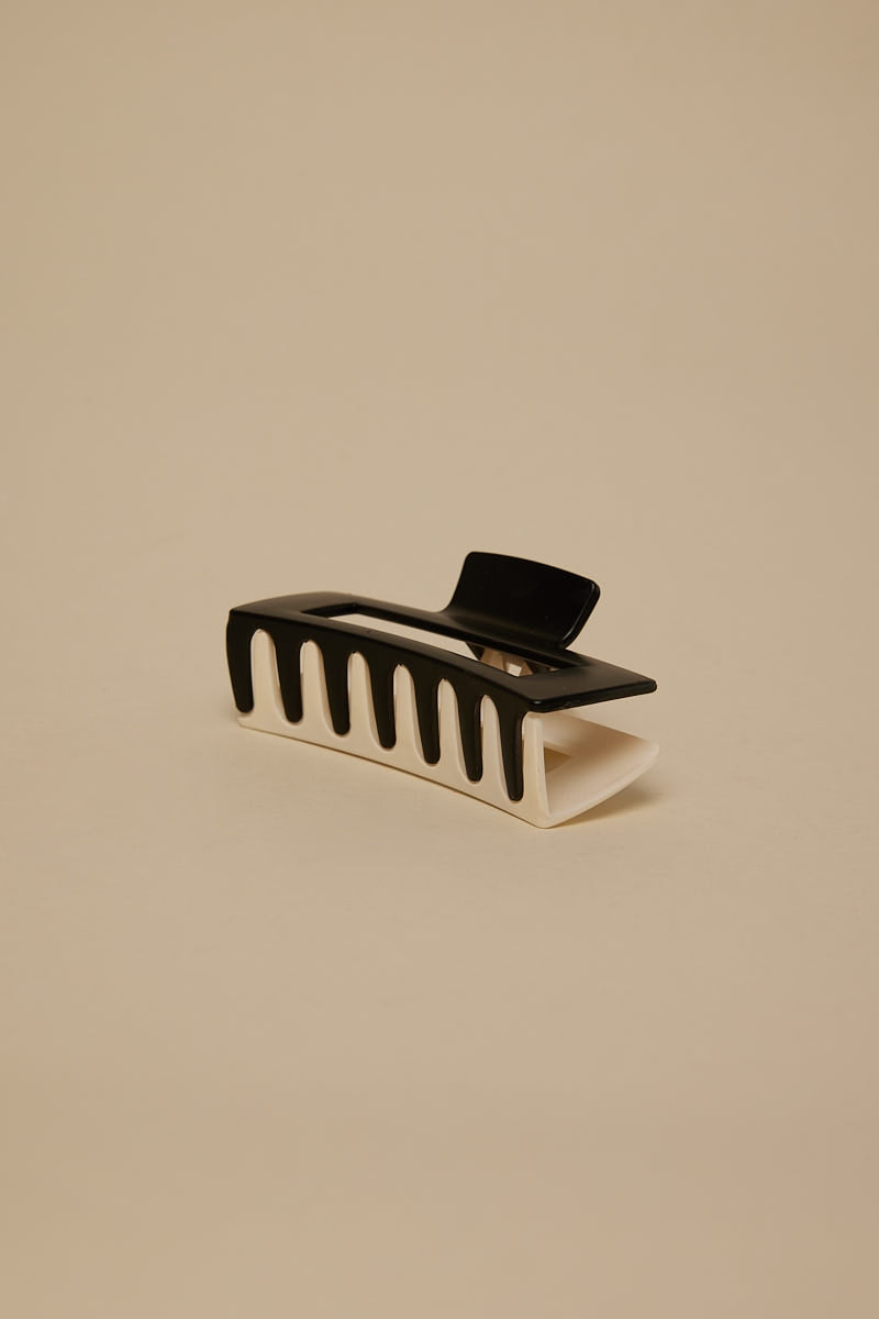 Token Contrast Hair Claw Black/White