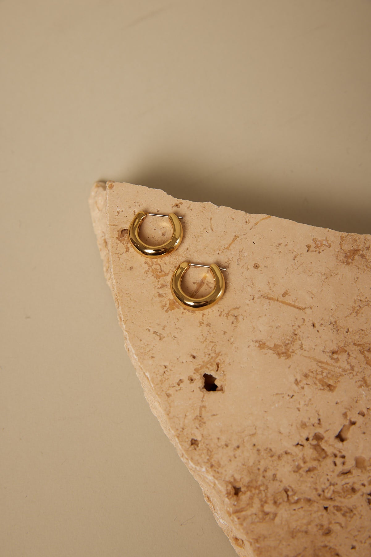 Perfect Stranger Samantha Hoop Earring Gold