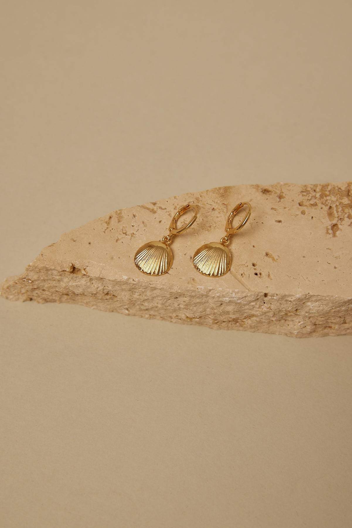 Token Seashell Gold Earring Gold