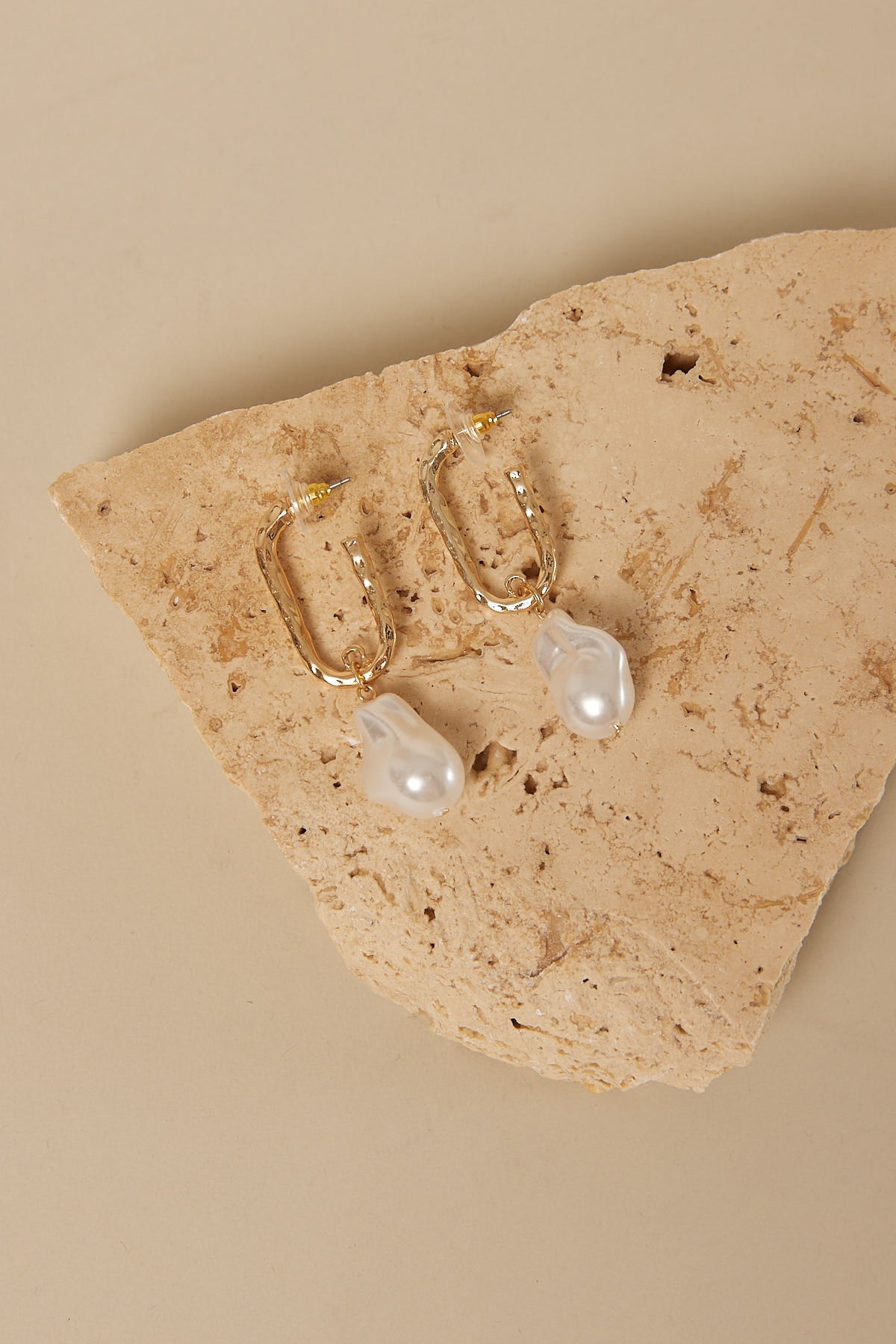 Token Link Pearl Hoop Earring Gold