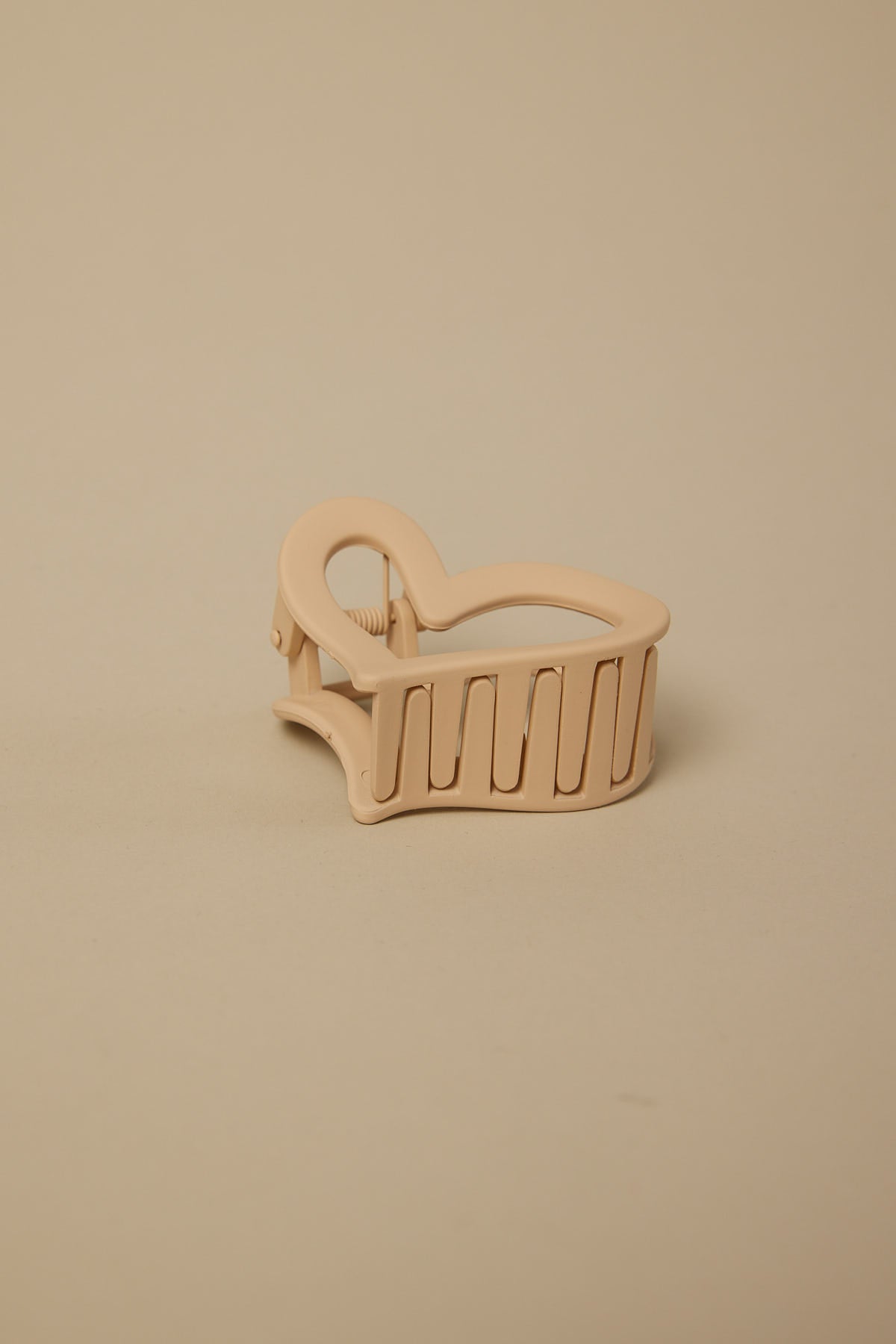 Token Love Heart Hair Claw Oat