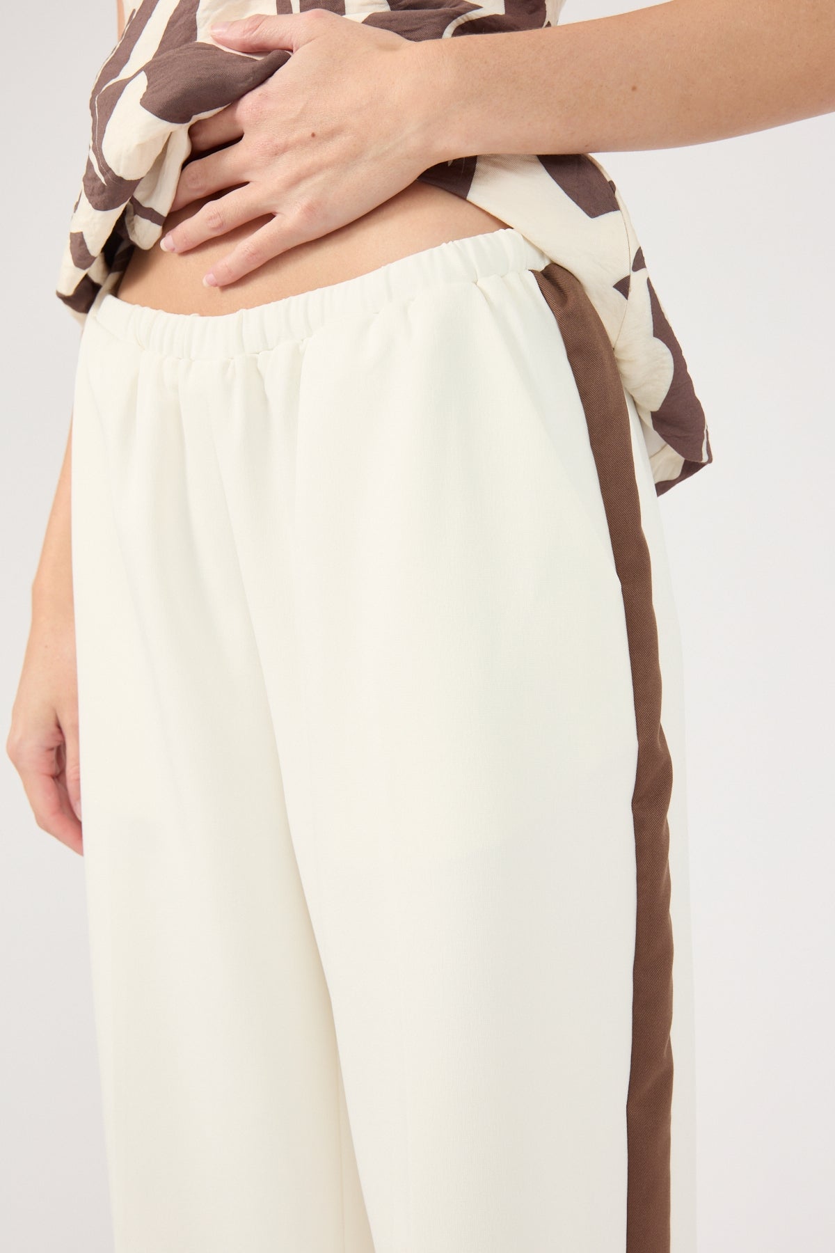 Perfect Stranger Jenner Contrast Side Stripe Pant Cream