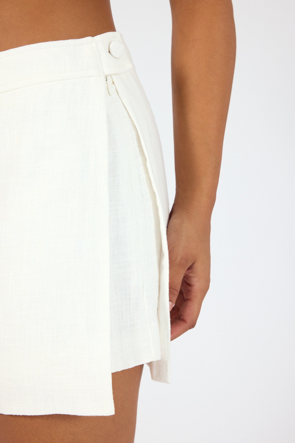 Perfect Stranger Elia Mid Rise Linen Skort White